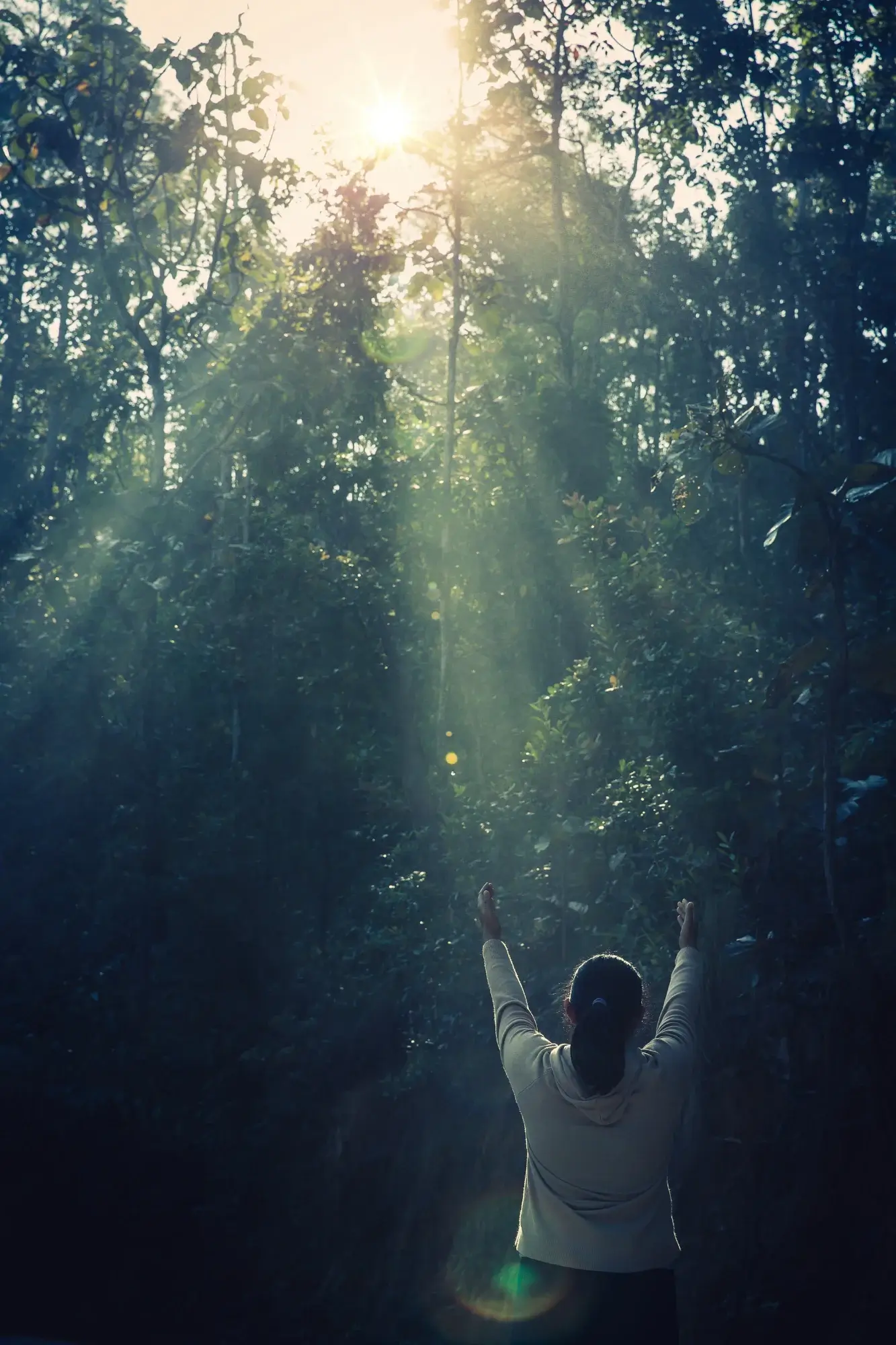 A comforting hand on a shoulder illustrates the supportive care found in prescription drug addiction treatment in Missouri.