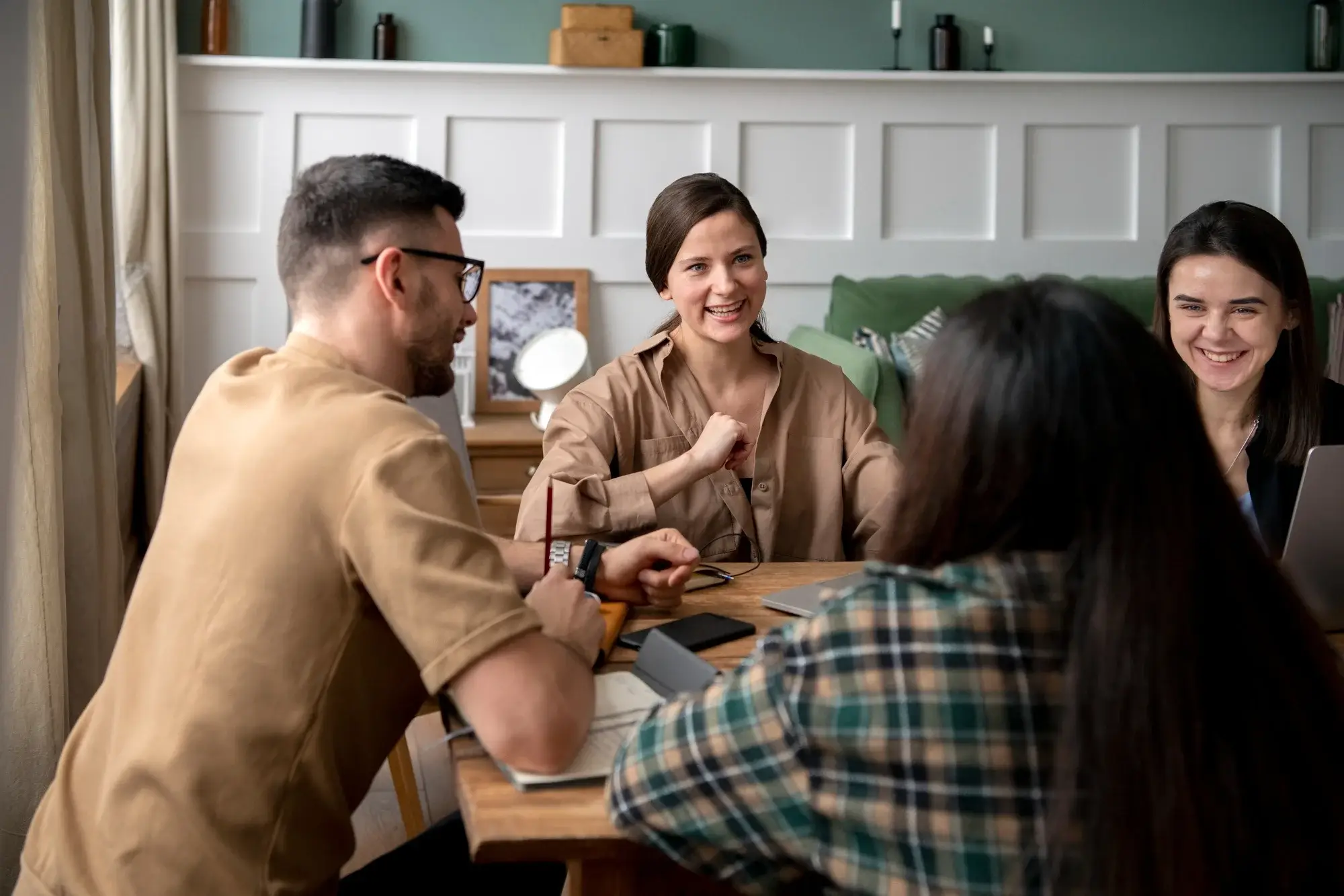 Opioid addiction treatment in Missouri often begins with a supportive conversation, as seen here with a smiling woman in a counseling session.