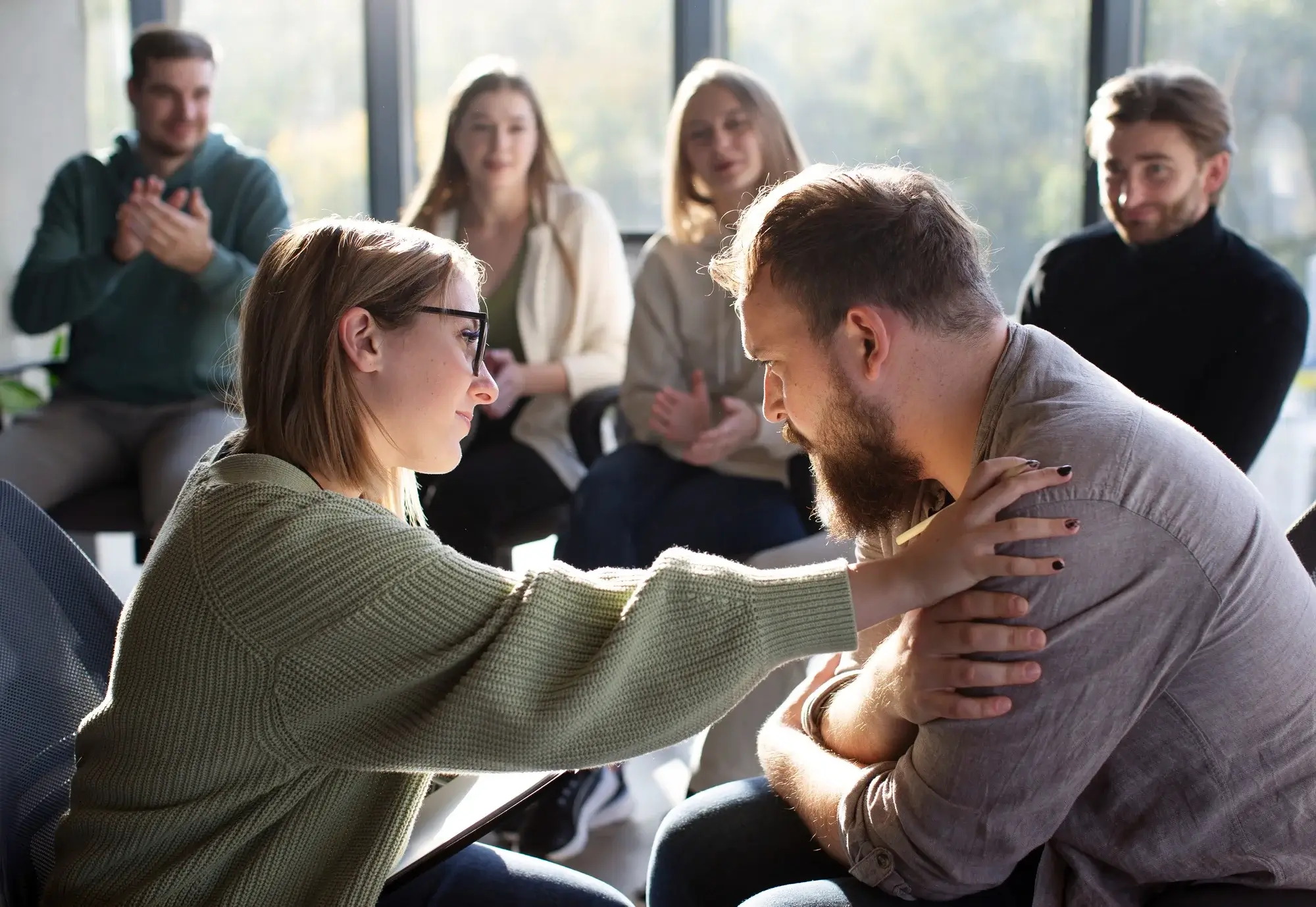 Patients engage in a supportive group therapy session to illustrate compassionate alcohol addiction treatment in Missouri.