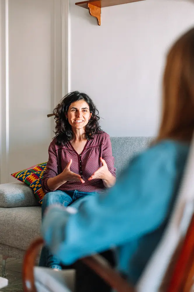 Client and psychologist discussing how medication-assisted treatment works